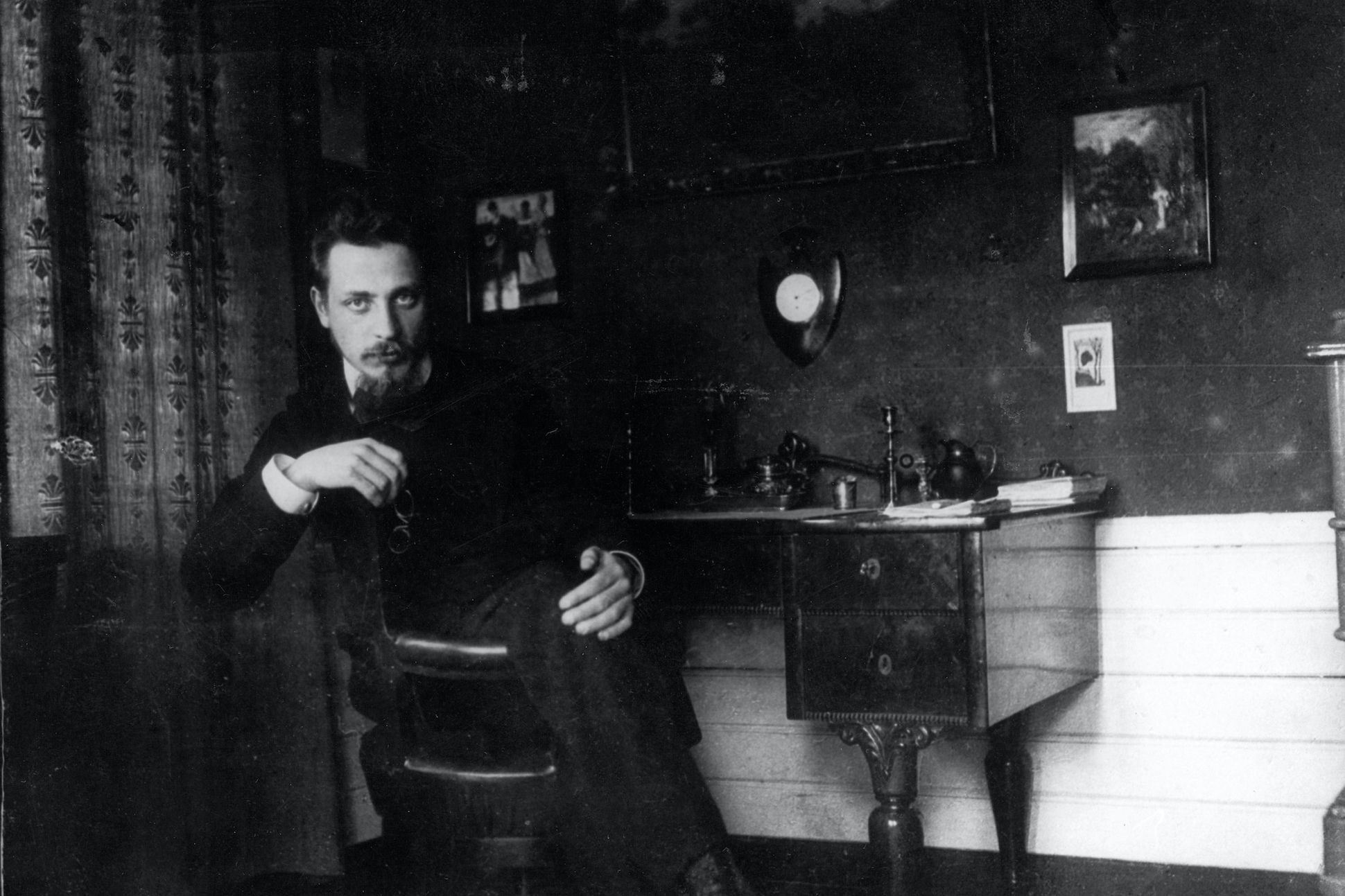 Rainer Maria Rilke à son bureau.jpeg
