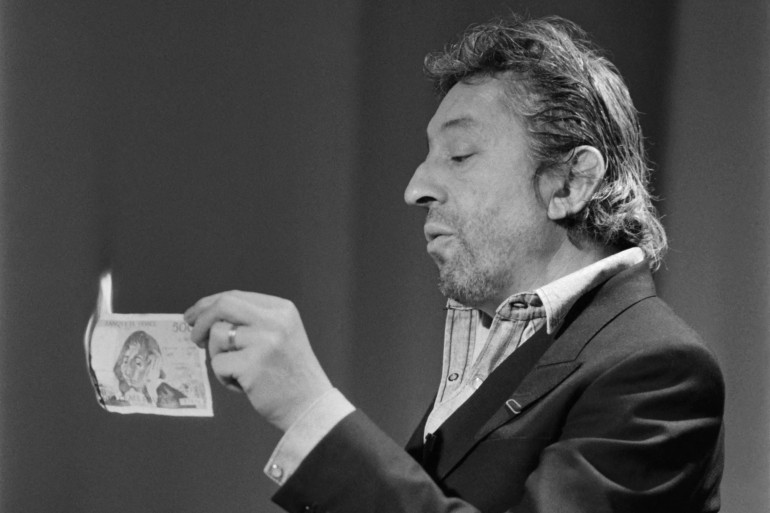Gainsbourg ou Gainsbarre brule un billet de 500 Francs pour évoquer ce qui lui reste après impôts