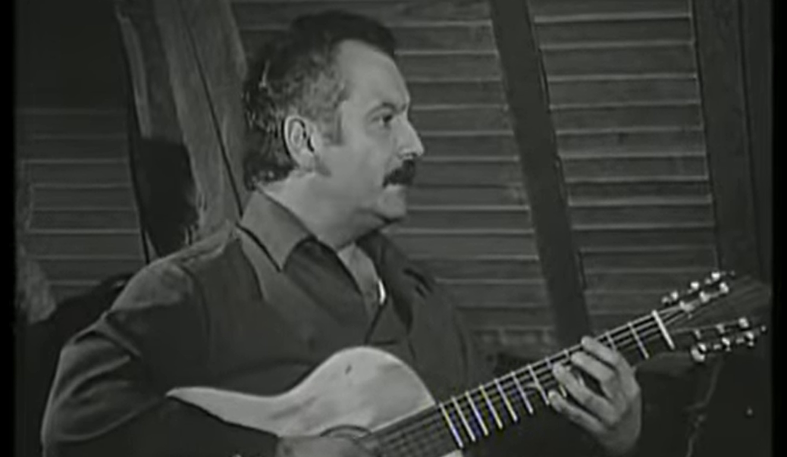 Georges Brassens et sa guitare.jpg